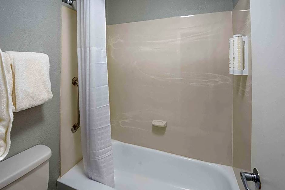 Clarion Pointe Indianapolis Northeast