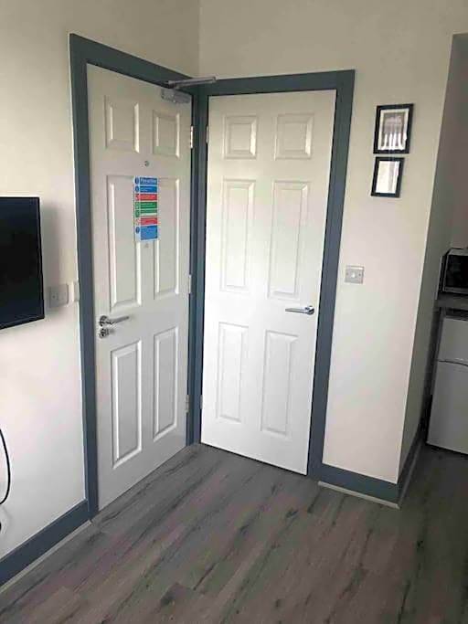 Newly refurbished studio, great location 8 studios