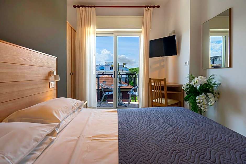 Hotel Mocambo Riccione CENTRALISSIMO AL MARE