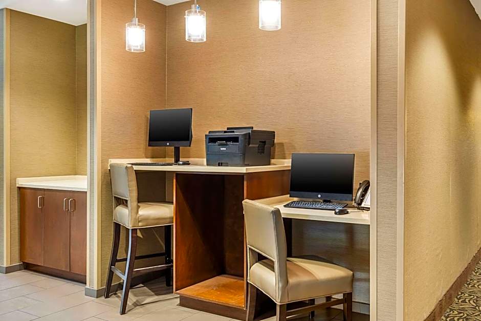 Comfort Inn & Suites At CrossPlex Village