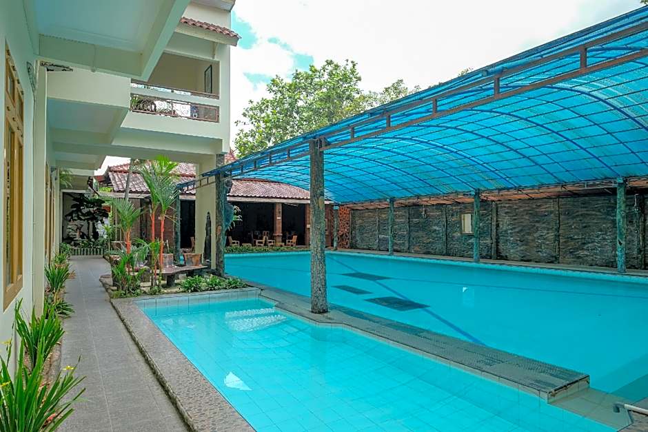 RedDoorz @ Savitri Hotel