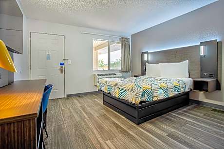 1 Queen Bed | ADA/Tub