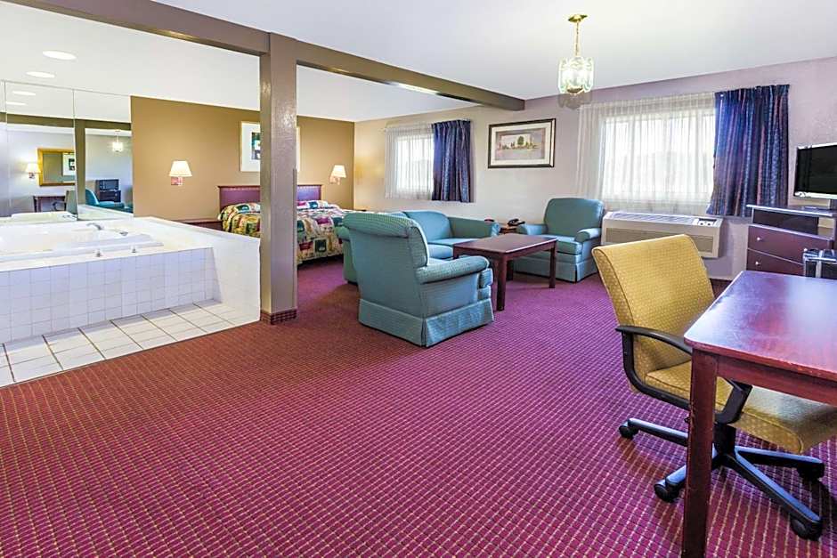 Super 8 by Wyndham Joliet I-55 N/Chicago
