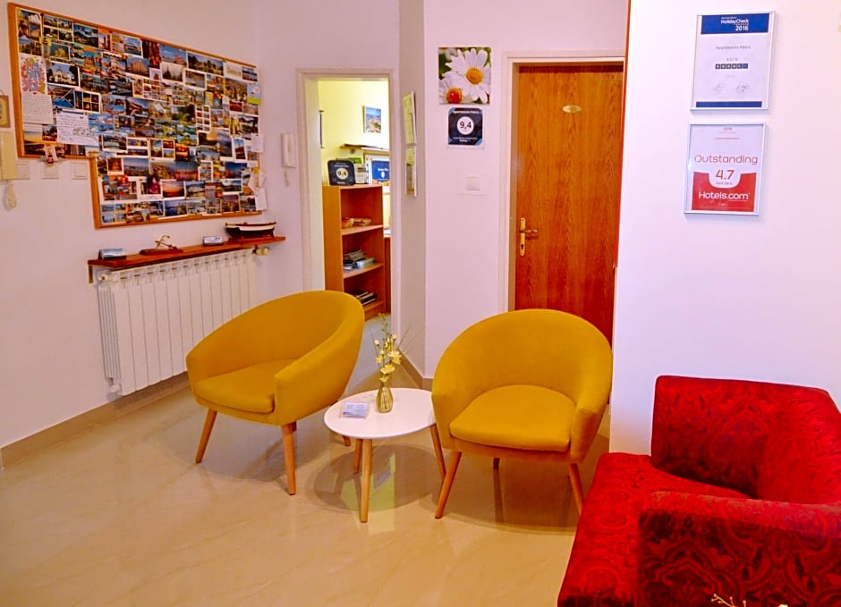 Apartments & Rooms Petra