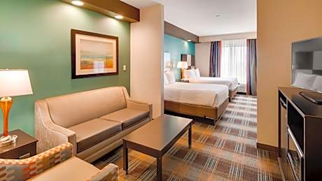 Suite-2 Queen Beds Non-Smoking Sofabed Refrigerator Wi-Fi Full Breakfast