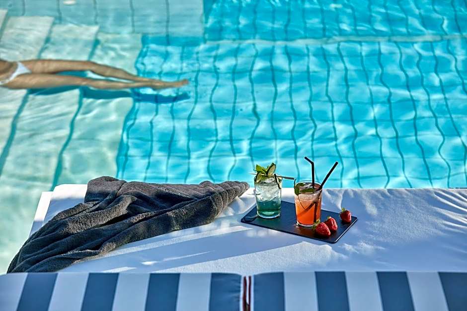 Mr and Mrs White Paros