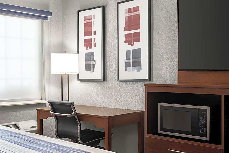 AmericInn by Wyndham Williamsburg