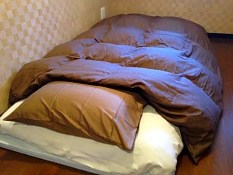 Single Room with Shared Bathroom - Non-Smoking