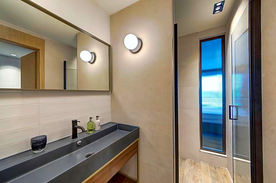 Land's End, Boutique Hotel