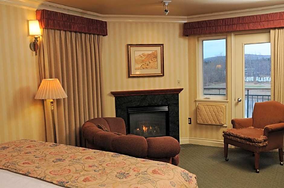 Pike's Waterfront Lodge