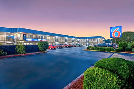 Motel 6-Russellville, AR