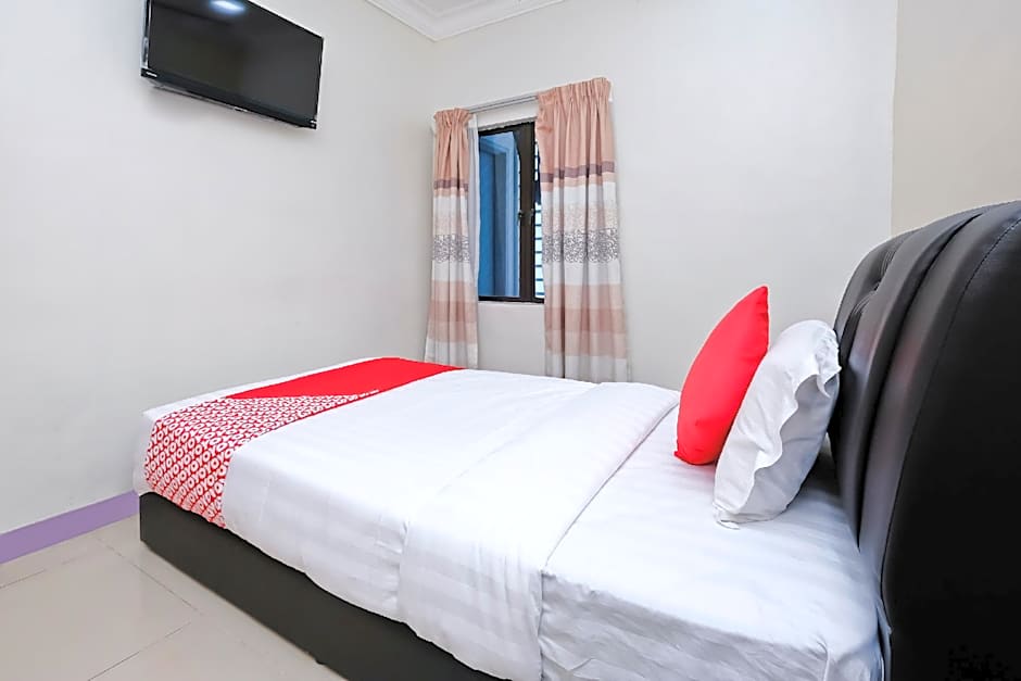 OYO 714 Arina Hotel