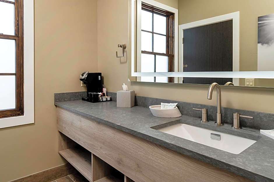 Ski Inn Taphouse Hotel