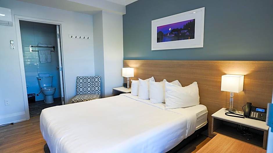 Colonial Hotel & Suites