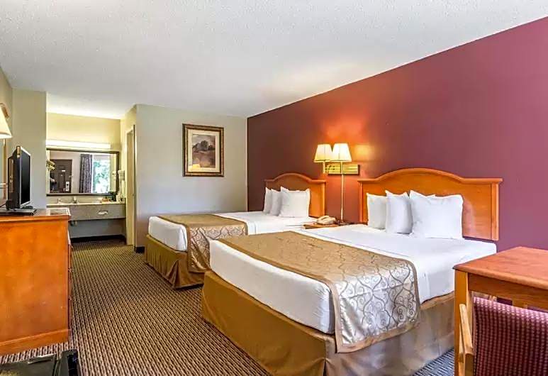 The Parkwood Inn & Suites
