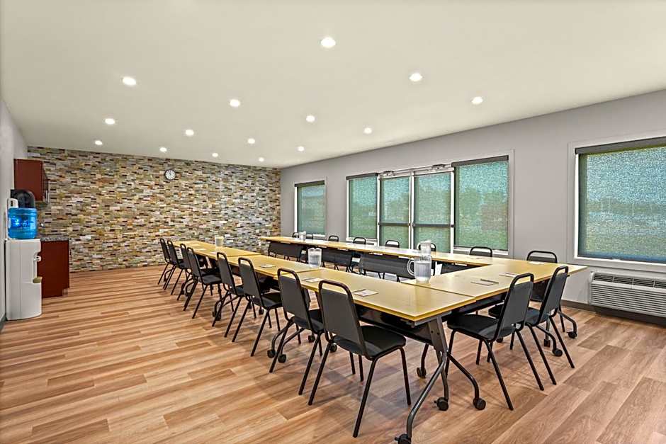 Home Inn & Suites Regina Airport