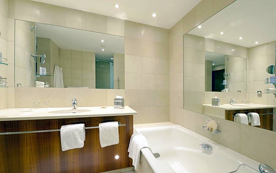 Canary Riverside Plaza Hotel