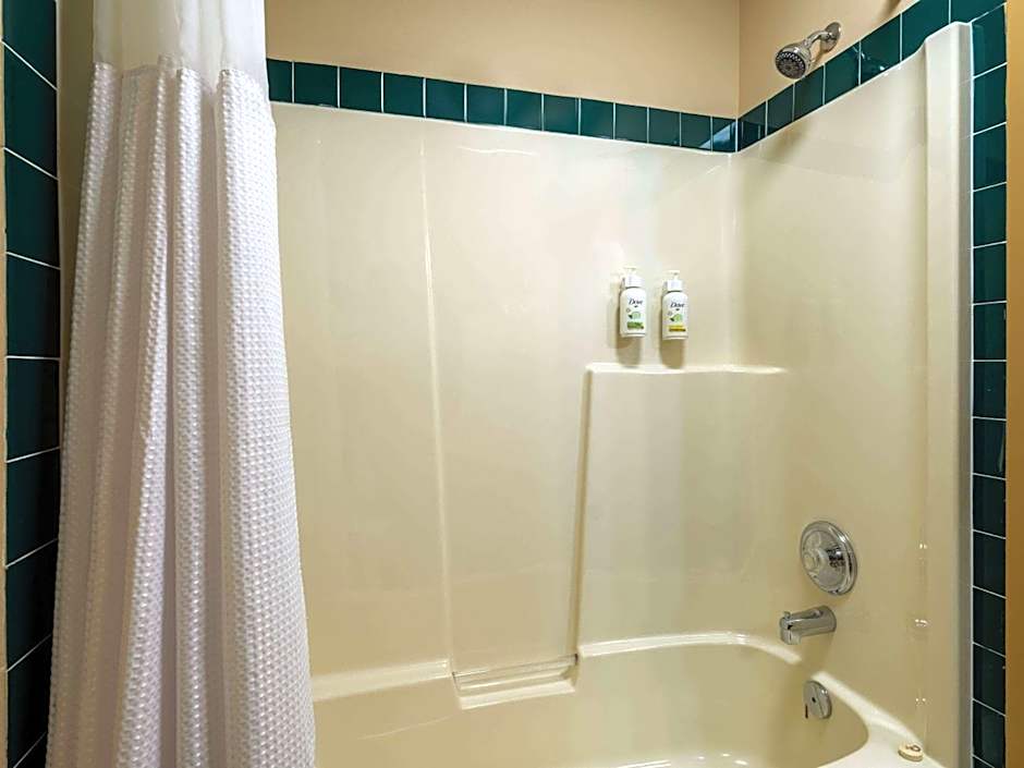 Travelodge by Wyndham Lacombe