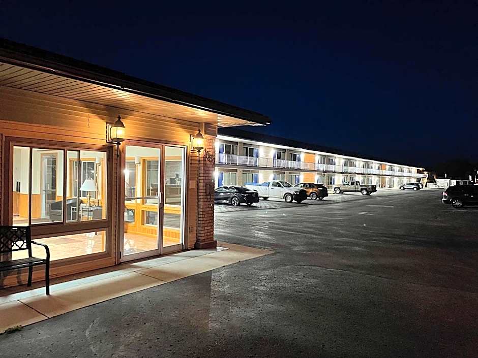 Days Inn & Suites by Wyndham St. Ignace Lakefront