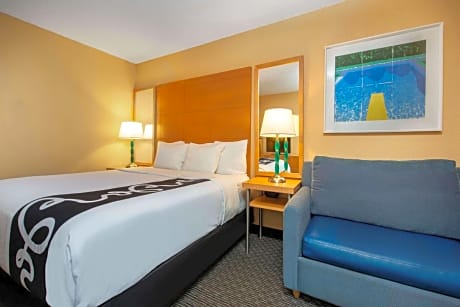 1 Queen Bed, Mobility Accessible Room, Pool View, Non-Smoking