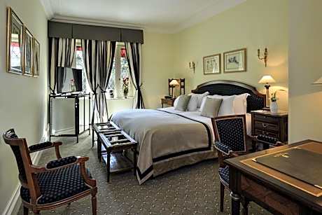 Classic King Room with Street View