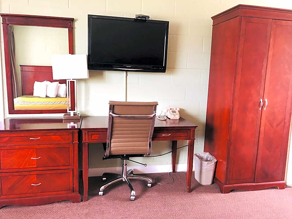 Perth Plaza Inn & Suites