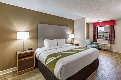 1 King Bed Non-Smoking