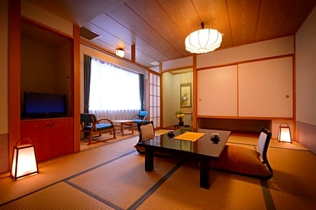 Japanese-Style Quadruple Room with Mountain View
