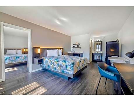 1 Queen Bed | Mobil Access Tub Nsmk Kitchen