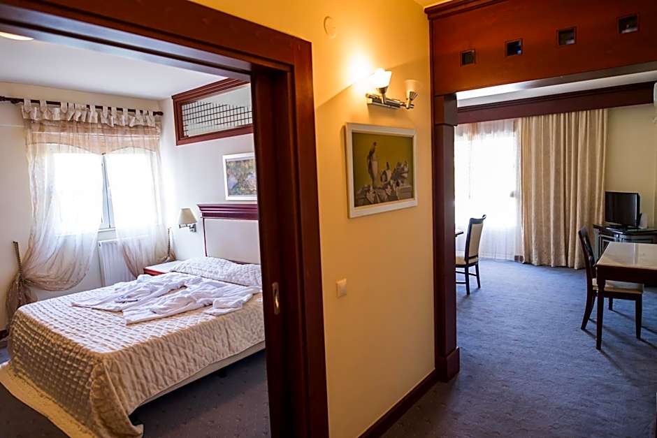 Crithoni's Paradise Hotel