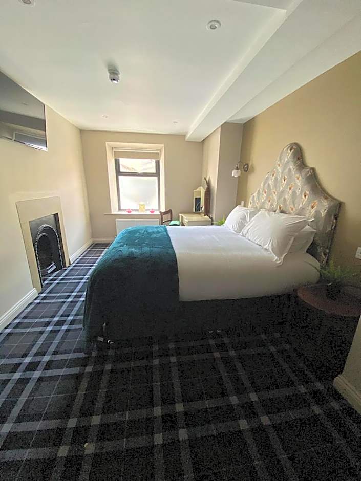 The Lounge Hotel & Bar