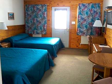 Queen Room with Pool View - Pet Friendly