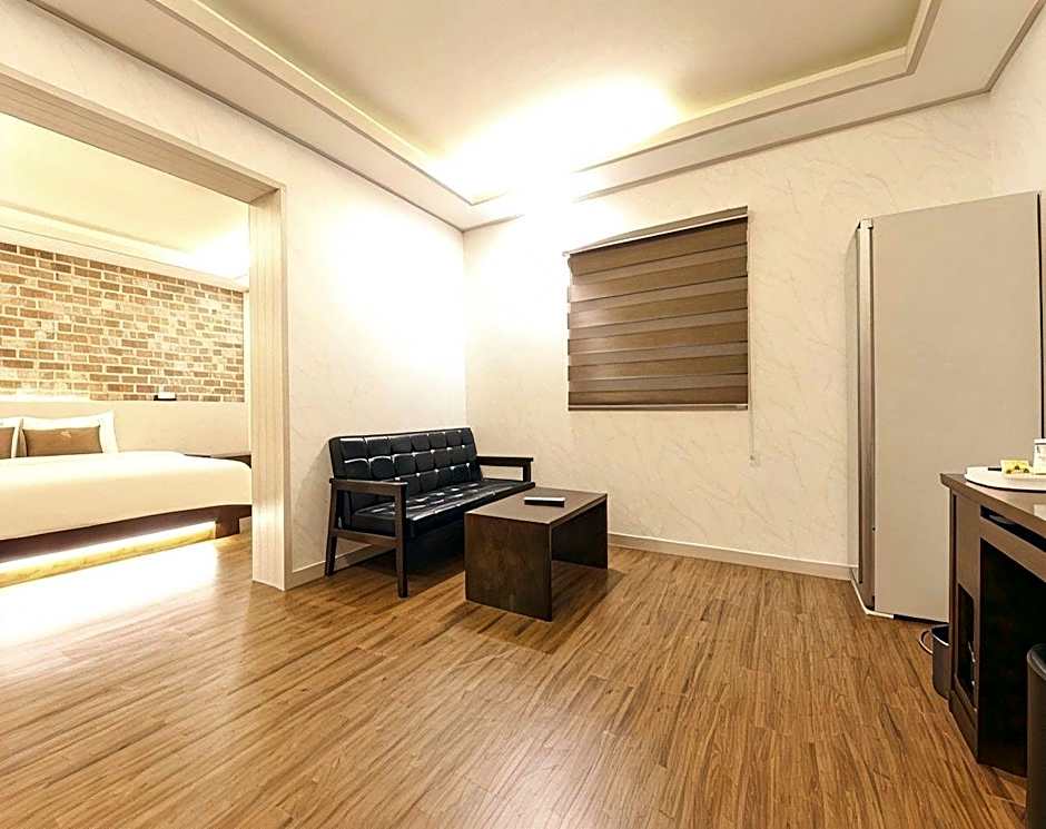 H  Hotel
