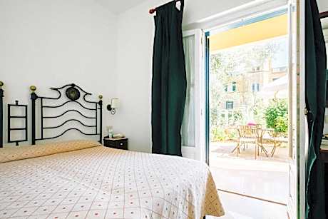 Deluxe Double Room with Patio and Sea View