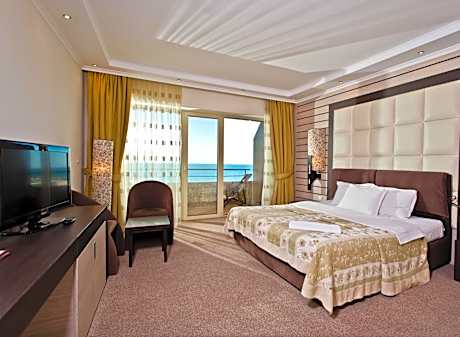 Double or Twin Room with Balcony and Sea View