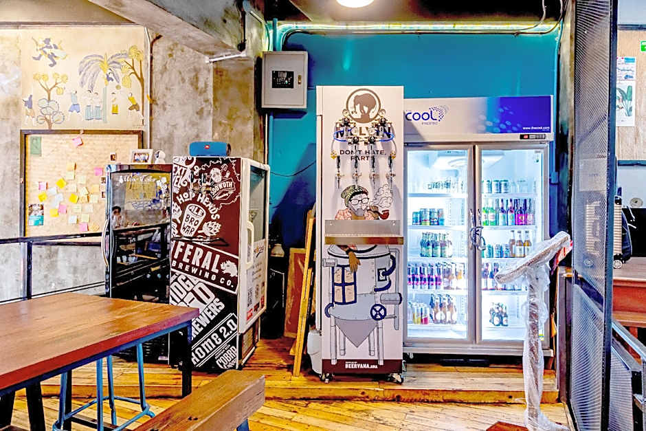 Thonglor travellers' hostel and cafe'