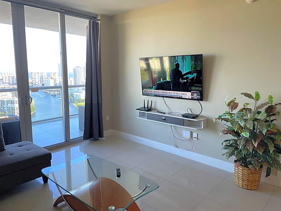 Stunning Penthouse Suite Waterfront 2BD 2BA