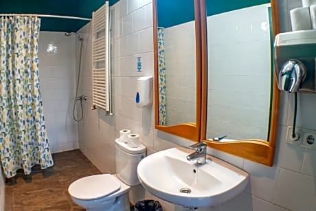 MIXED ROOM WITH 4 BEDS WITH SHARED BATHROOM