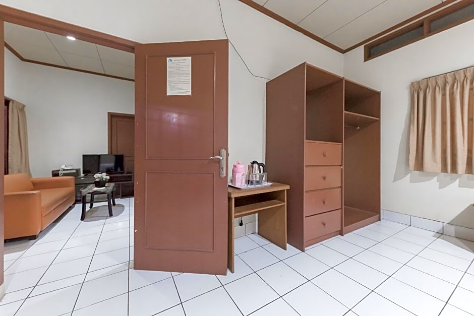 RedDoorz Plus @ Hotel Griya Astoeti