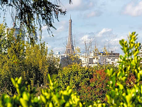 Deluxe King Room - Balcony with Eiffel Tower View