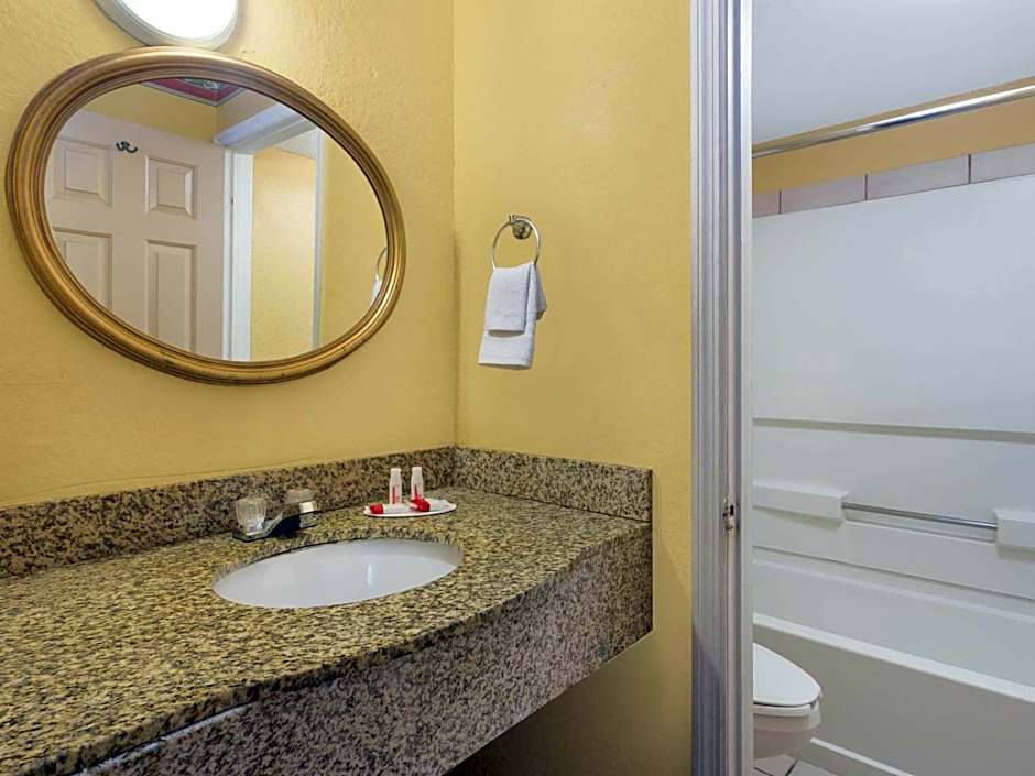 Howard Johnson By Wyndham Orlando/Inter Drive – Orlando, FL