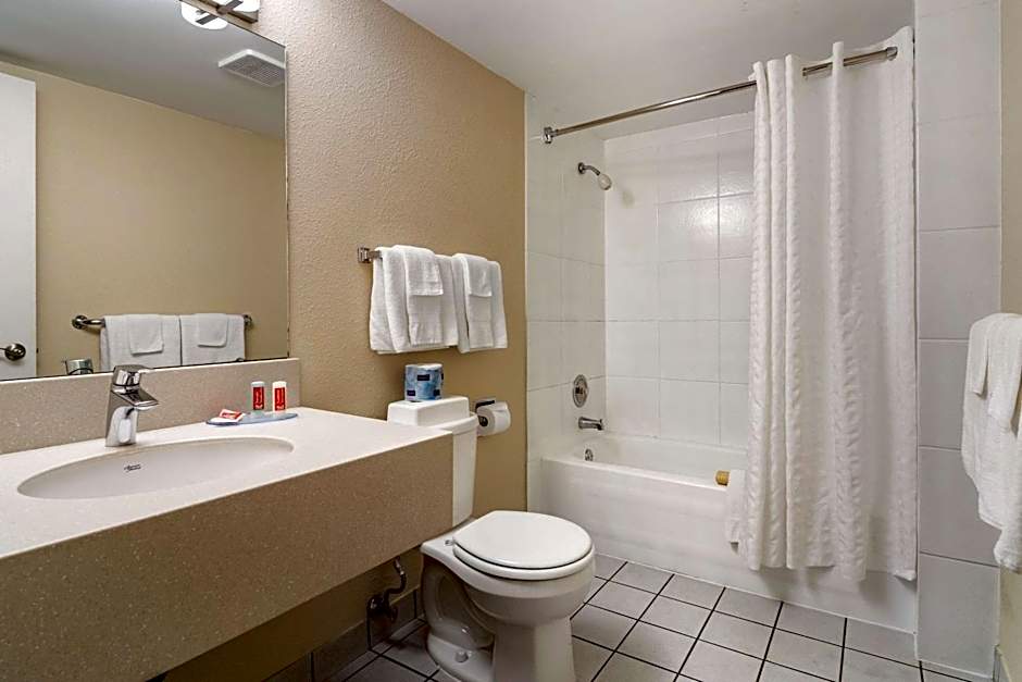 Econo Lodge Inn & Suites