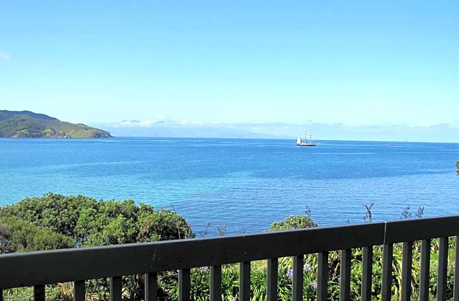 Tipi and Bobs Waterfront Lodge