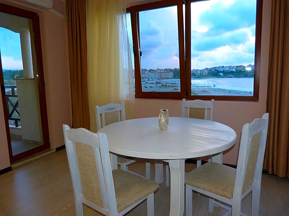 Toma's Residence - Front Beach