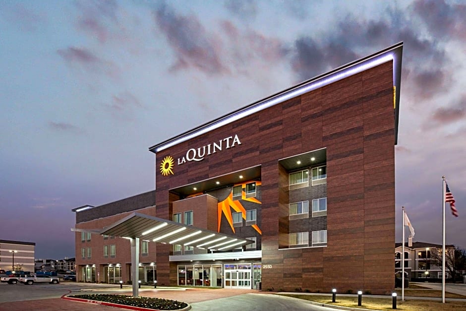 La Quinta Inn & Suites by Wyndham DFW West-Glade-Parks