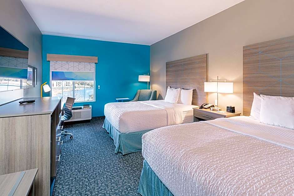 La Quinta Inn & Suites by Wyndham Shawnee