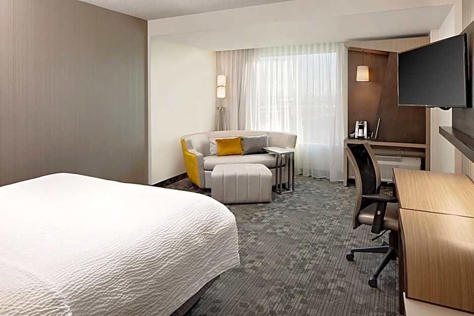 Courtyard by Marriott Dallas Downtown / Reunion District