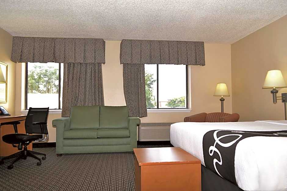 La Quinta Inn & Suites by Wyndham Tampa East Fairgrounds