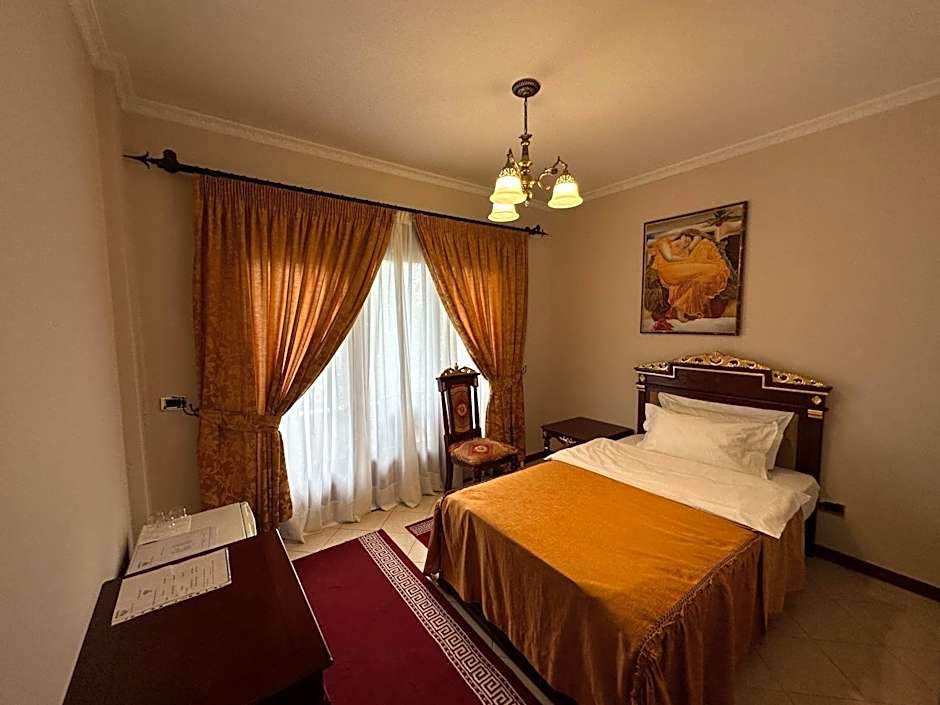 Dinasty Hotel