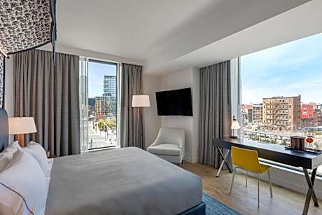 1 King Corner Mobility Accessible W/ Bathtub